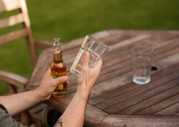 Can tapering off alcohol improve withdrawal symptoms?